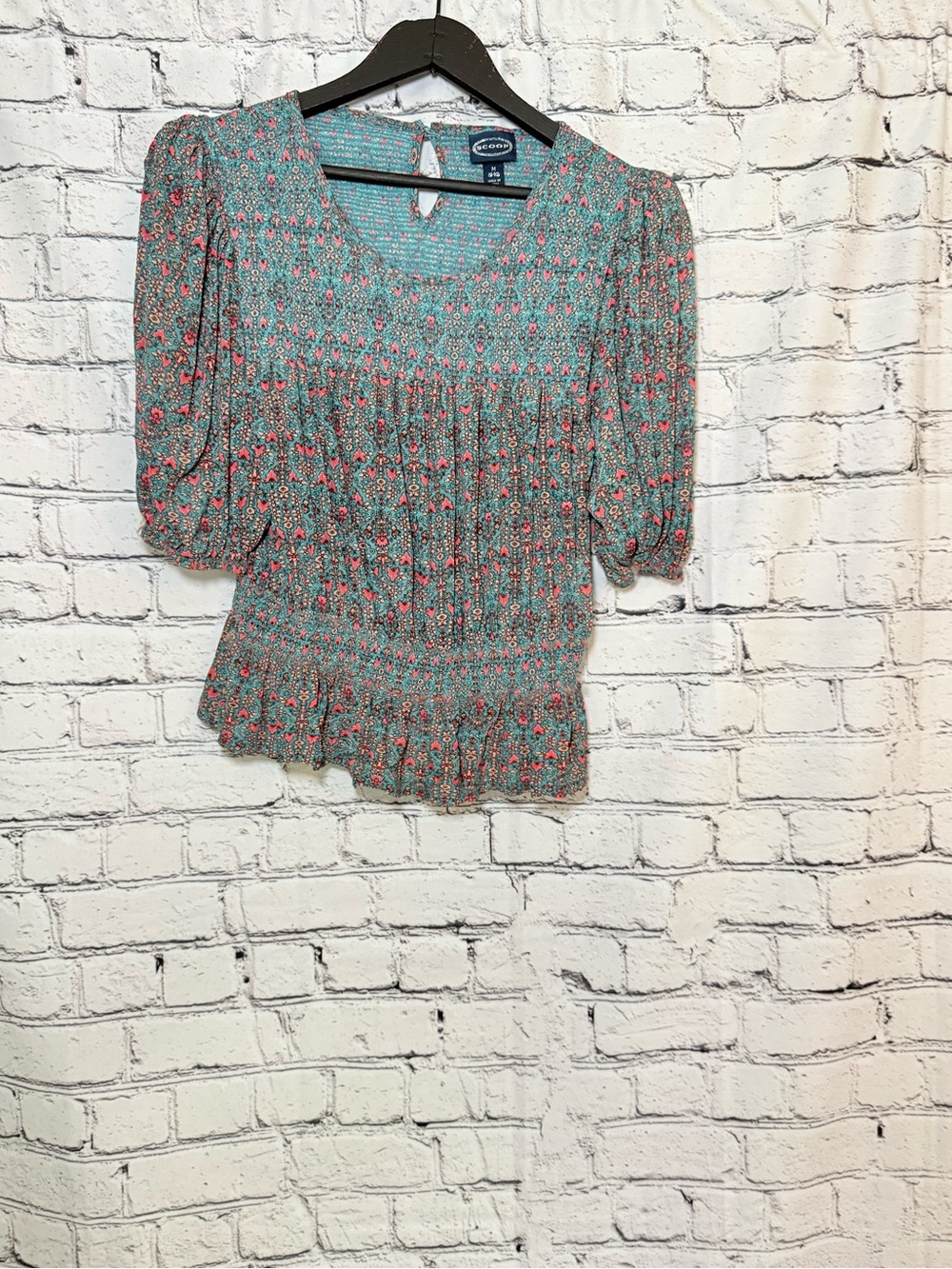 Scoop. Short sleeve top. Size M